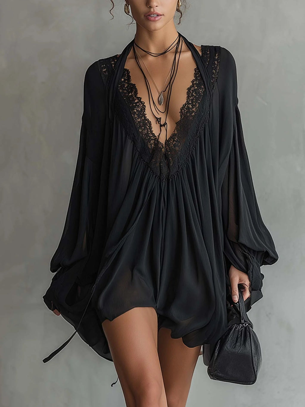 Cassandre | Mini Robe en Mousseline Noire, Col en Dentelle