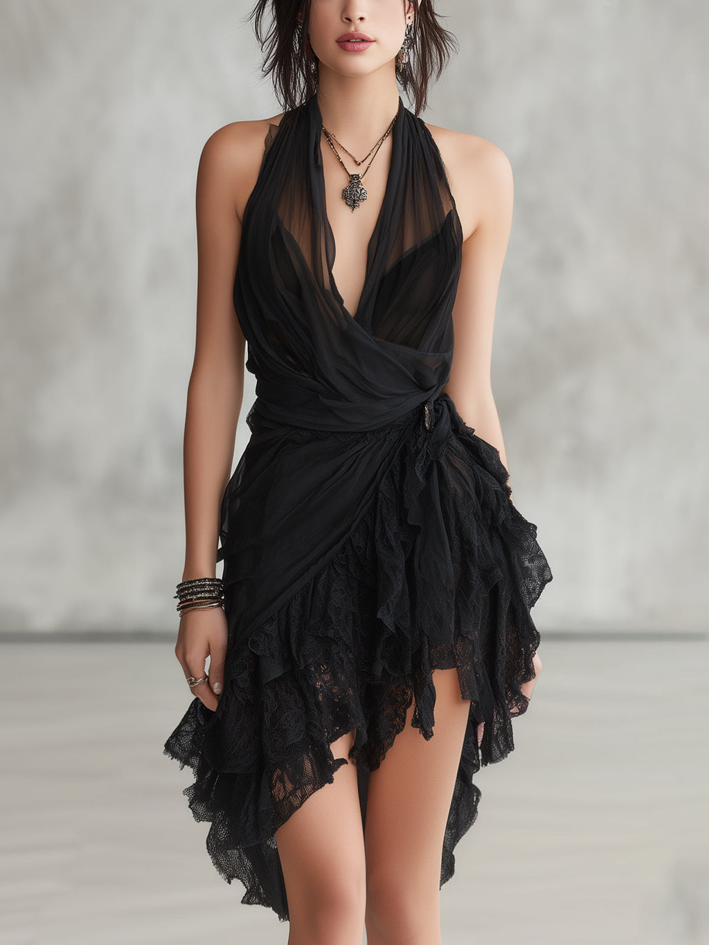 Eléonore | Robe courte noire dos nu à volants et dentelle