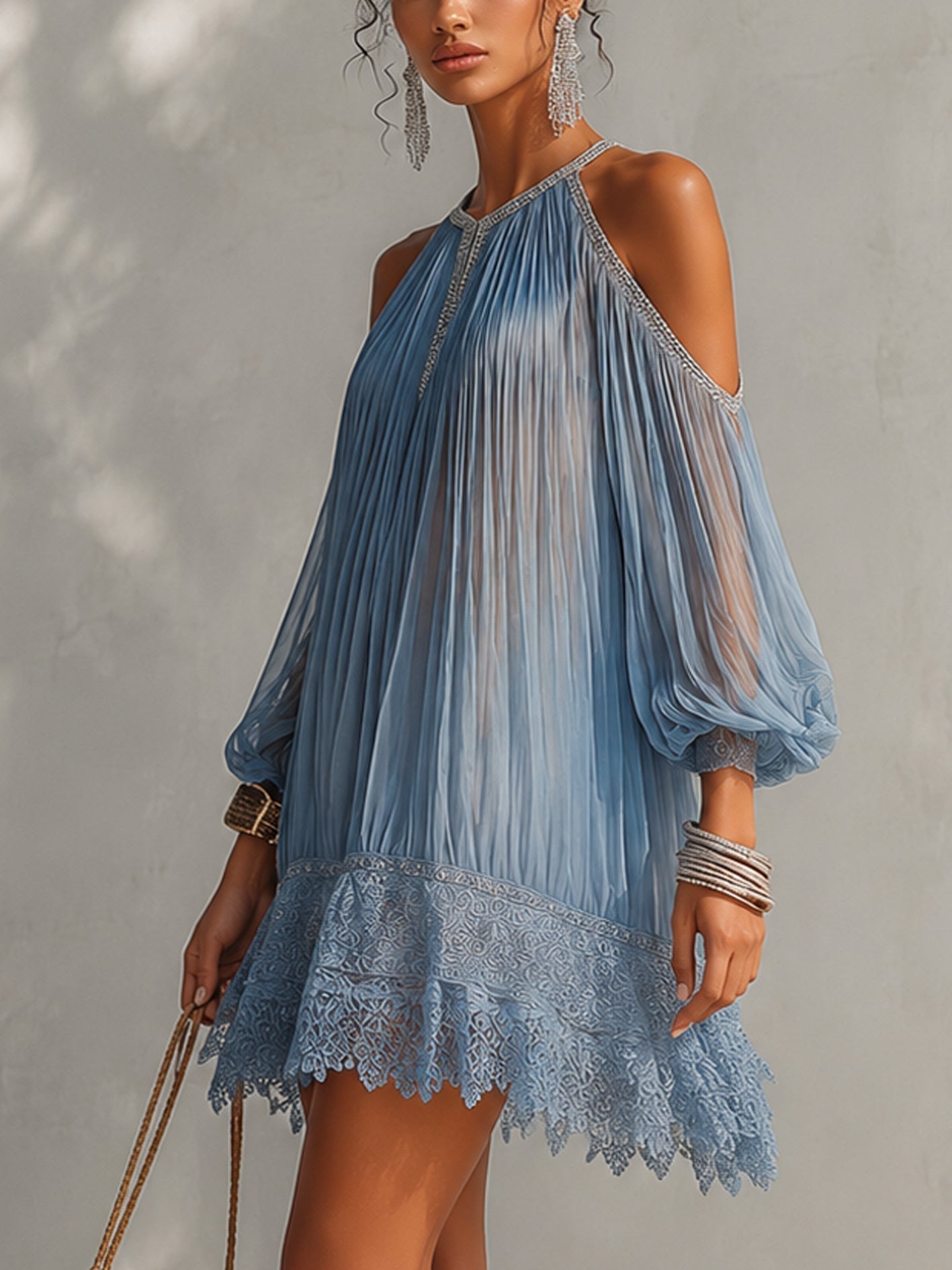 Bleuette | Mini Robe Froncée Bleue, Épaules Dénudées, Ourlet en Dentelle
