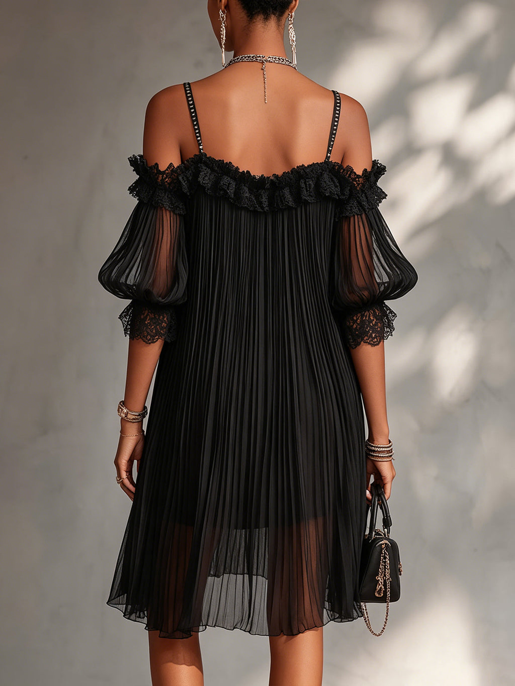 Camille | Robe Mini en Mousseline Noire à Épaules Dénudées et Bordure en Dentelle