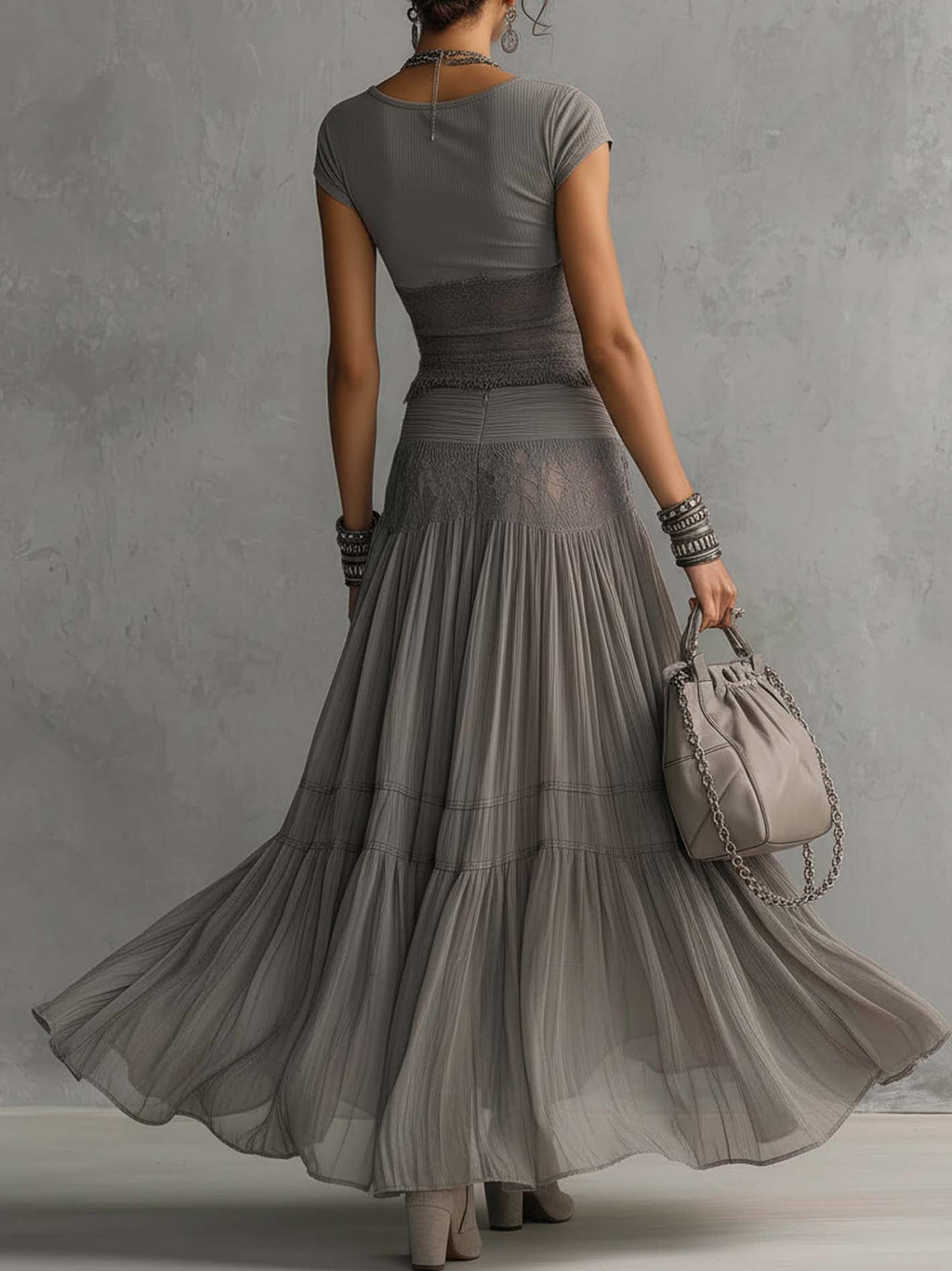 Monique™ | Ensemble top gris à empiècements en dentelle et jupe longue plissée