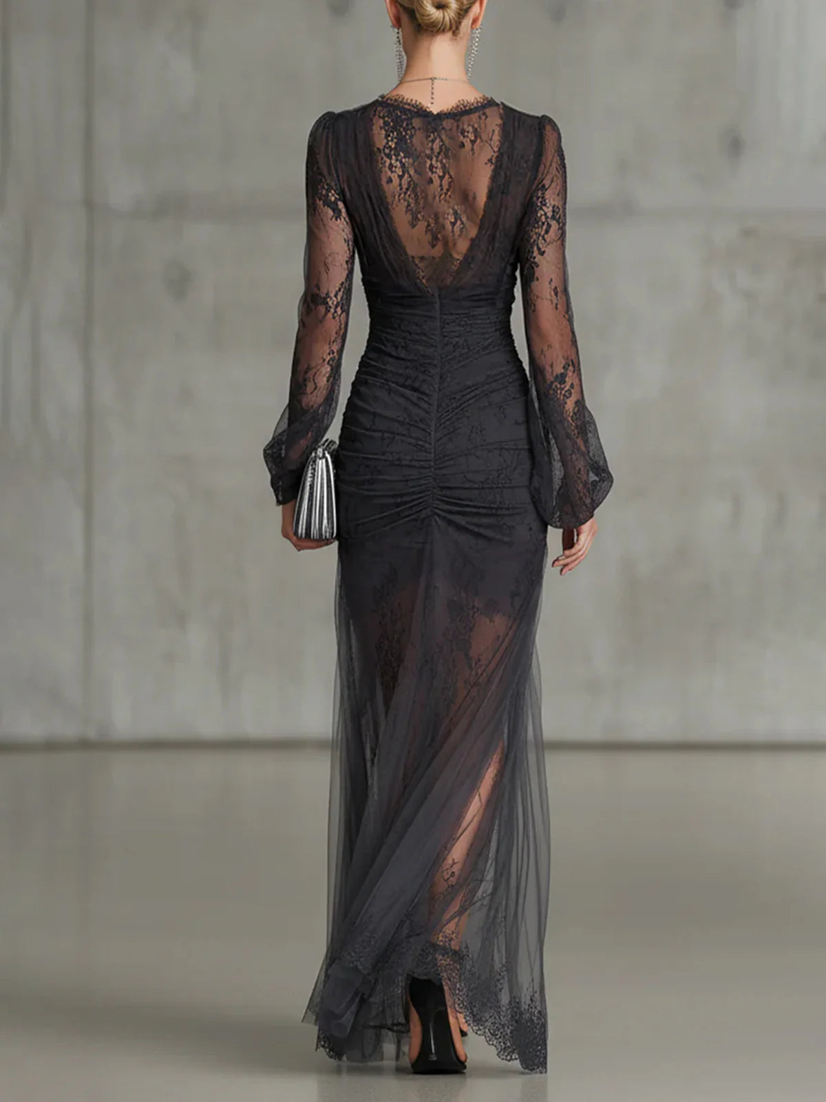 Anouk | Robe Maxi Longue Gris Foncé en Dentelle, Manches Longues, Col en V
