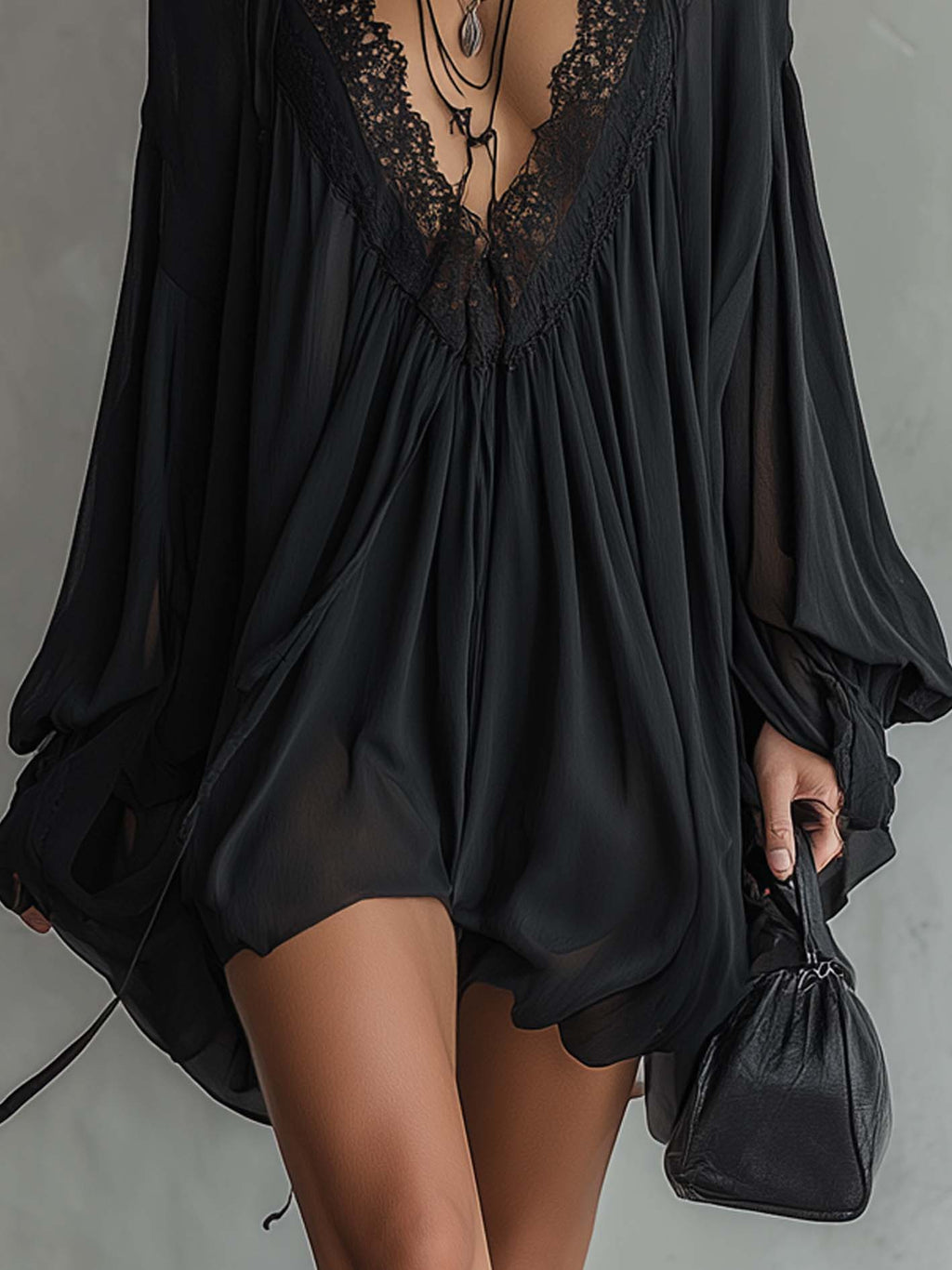 Cassandre | Mini Robe en Mousseline Noire, Col en Dentelle