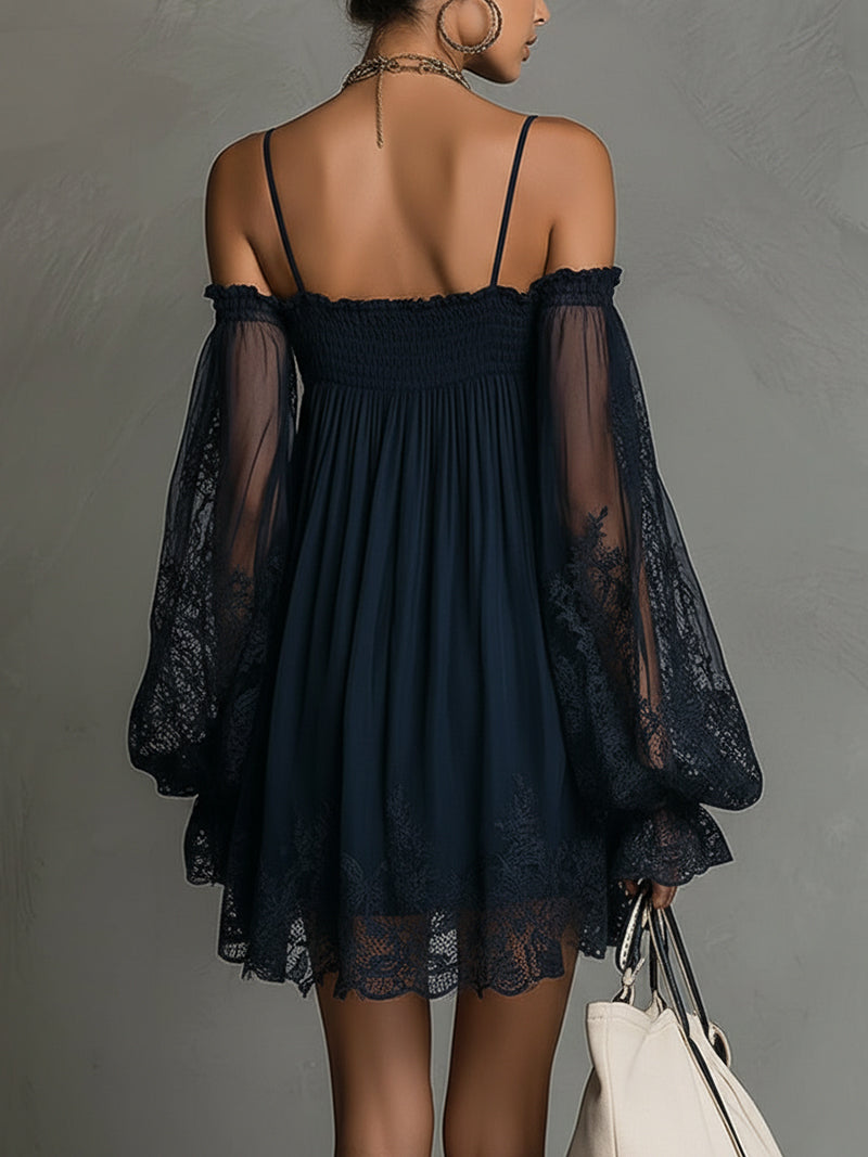Noémie | Robe courte en mousseline bleu marine à épaules dénudées et finitions dentelle