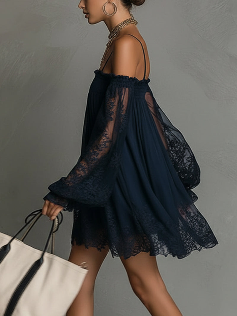 Noémie | Robe courte en mousseline bleu marine à épaules dénudées et finitions dentelle
