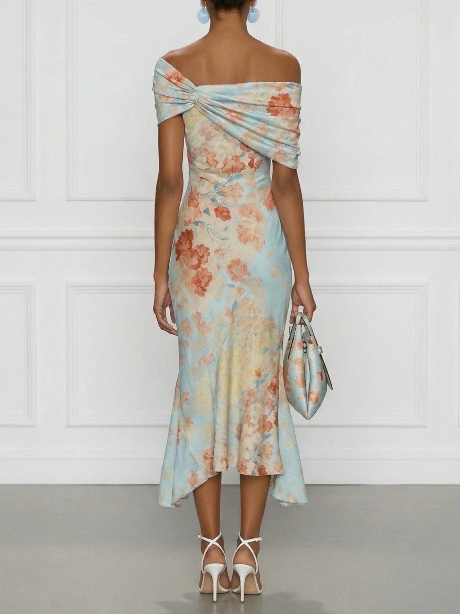 Victoire | Robe midi sirène à épaules dénudées et imprimé floral bleu