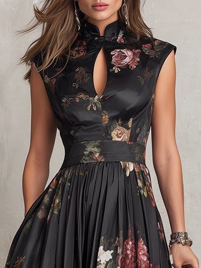 Violette | Robe midi en satin plissé noir à imprimé floral et encolure goutte d'eau