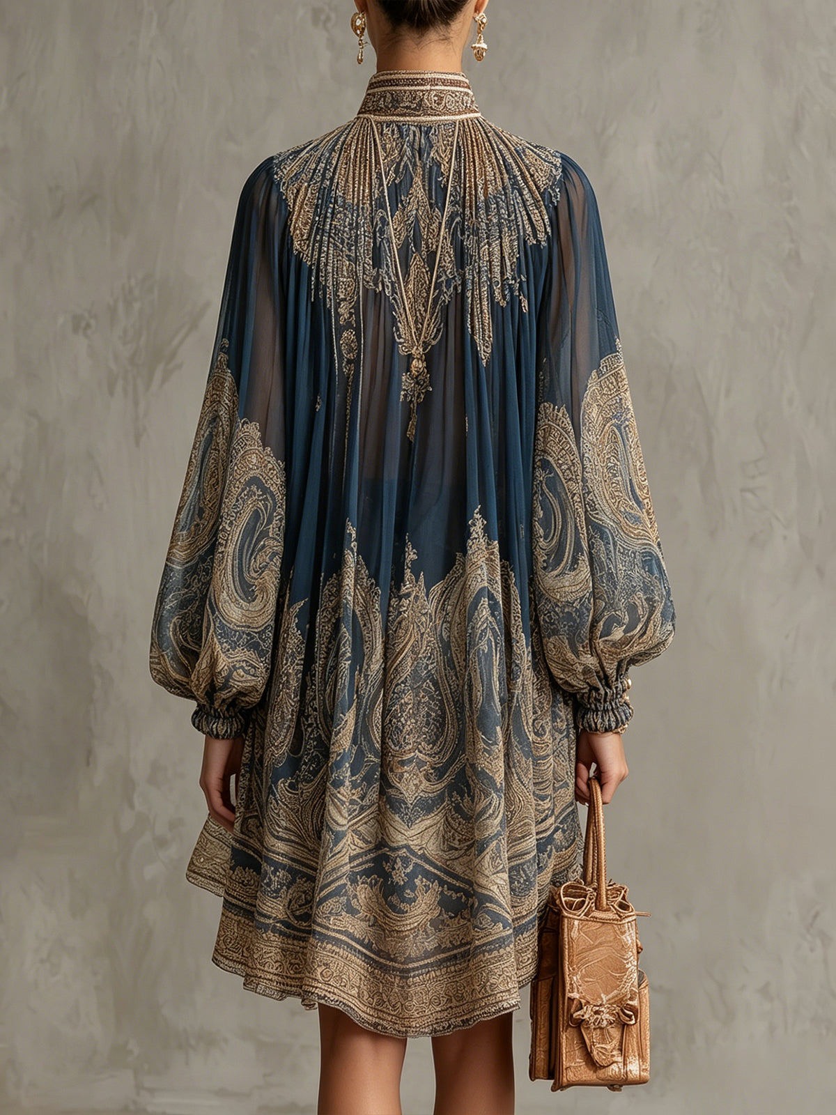 Agathe | Robe courte asymétrique en mousseline bleu marine à col montant et imprimé baroque