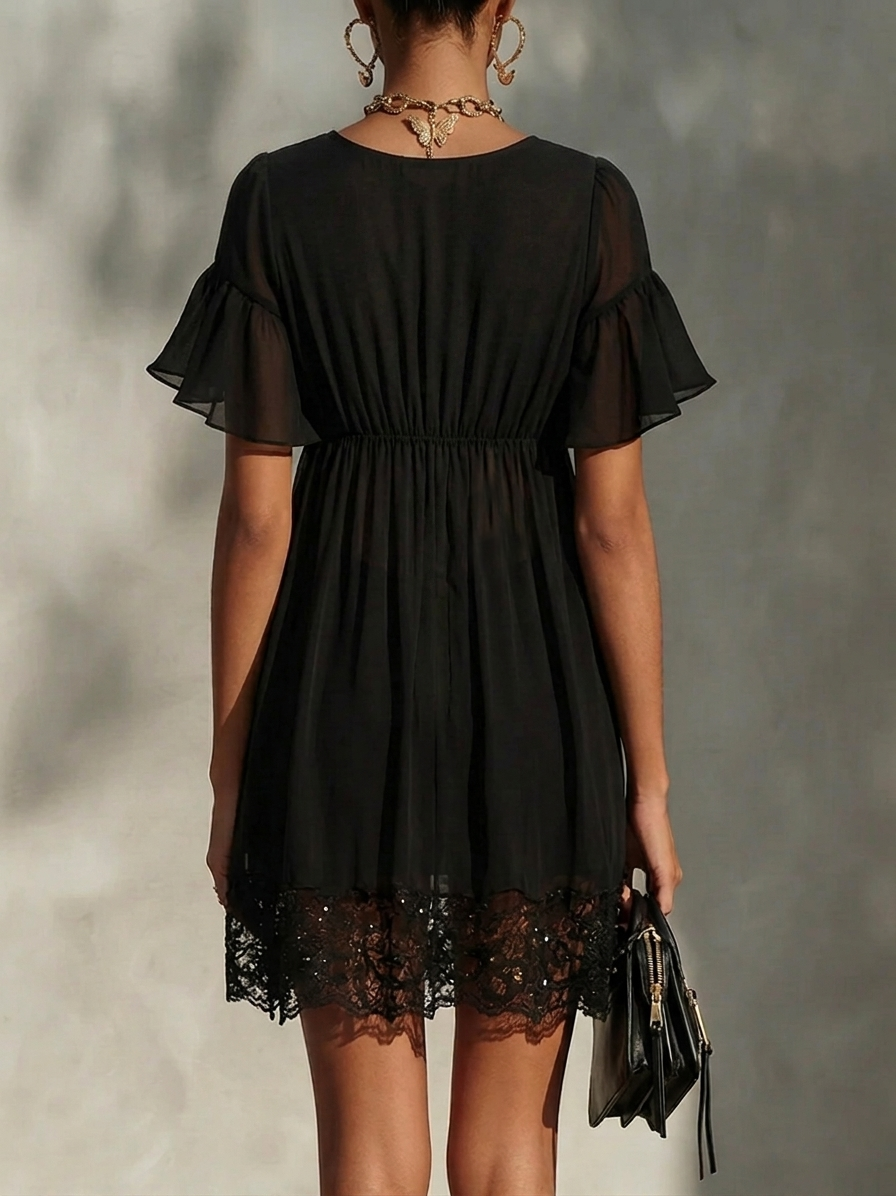 Cassandre | Mini Robe Noire, Col en V, Bordure Dentelle