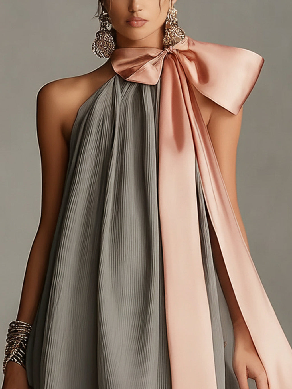 Béatrice | Mini Robe en Satin Gris, Nœud Rose et Dentelle