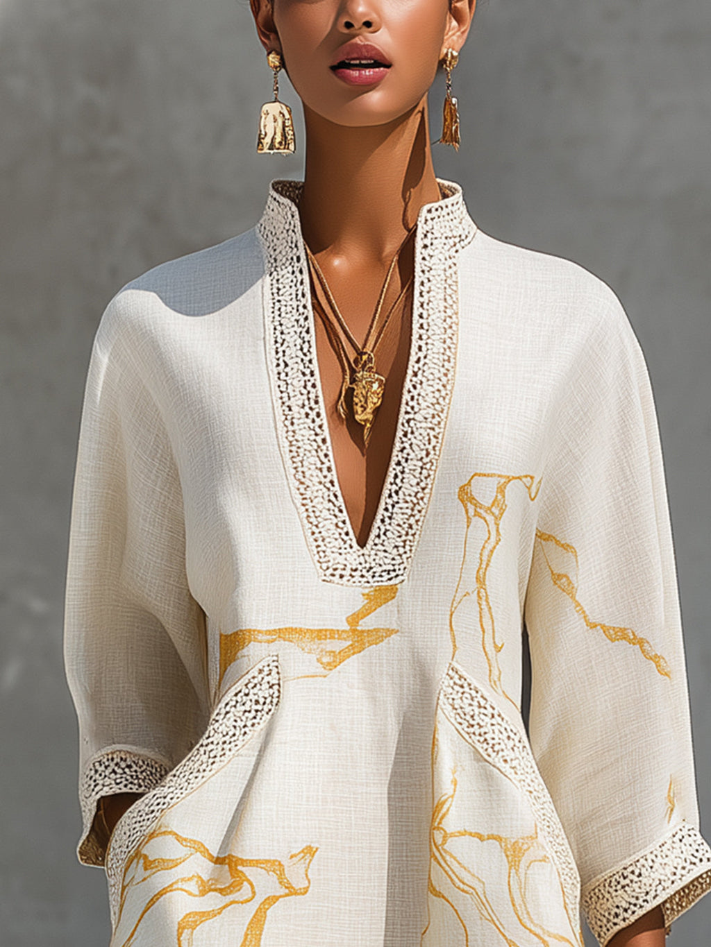 Clotilde | Robe Mini en Dentelle Crochétée Ivoire à Motifs Dorés et Décolleté en V