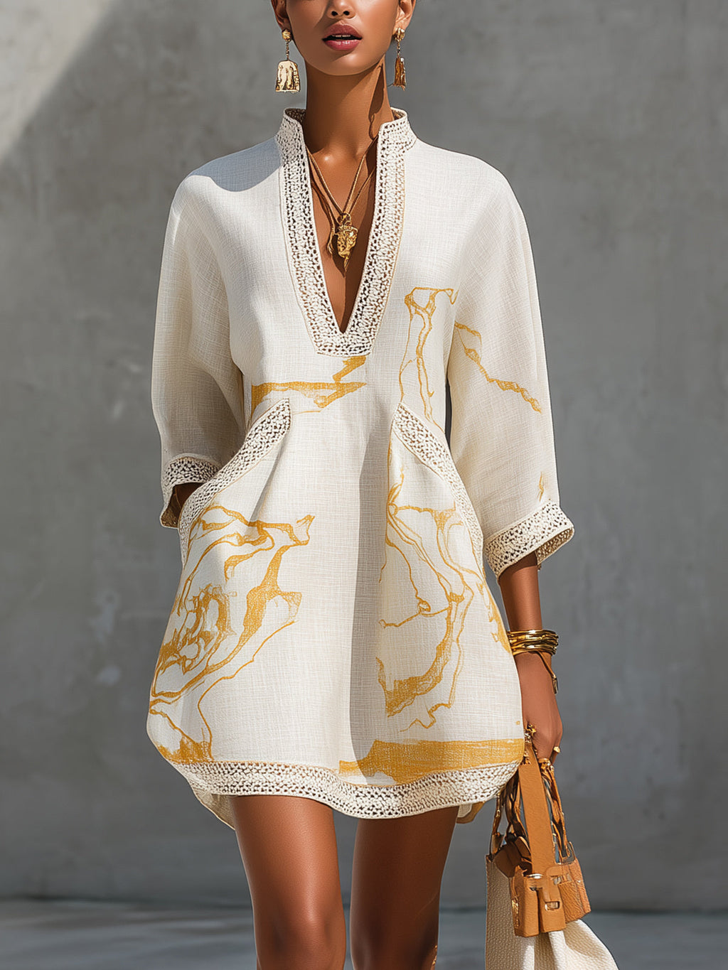 Clotilde | Robe Mini en Dentelle Crochétée Ivoire à Motifs Dorés et Décolleté en V