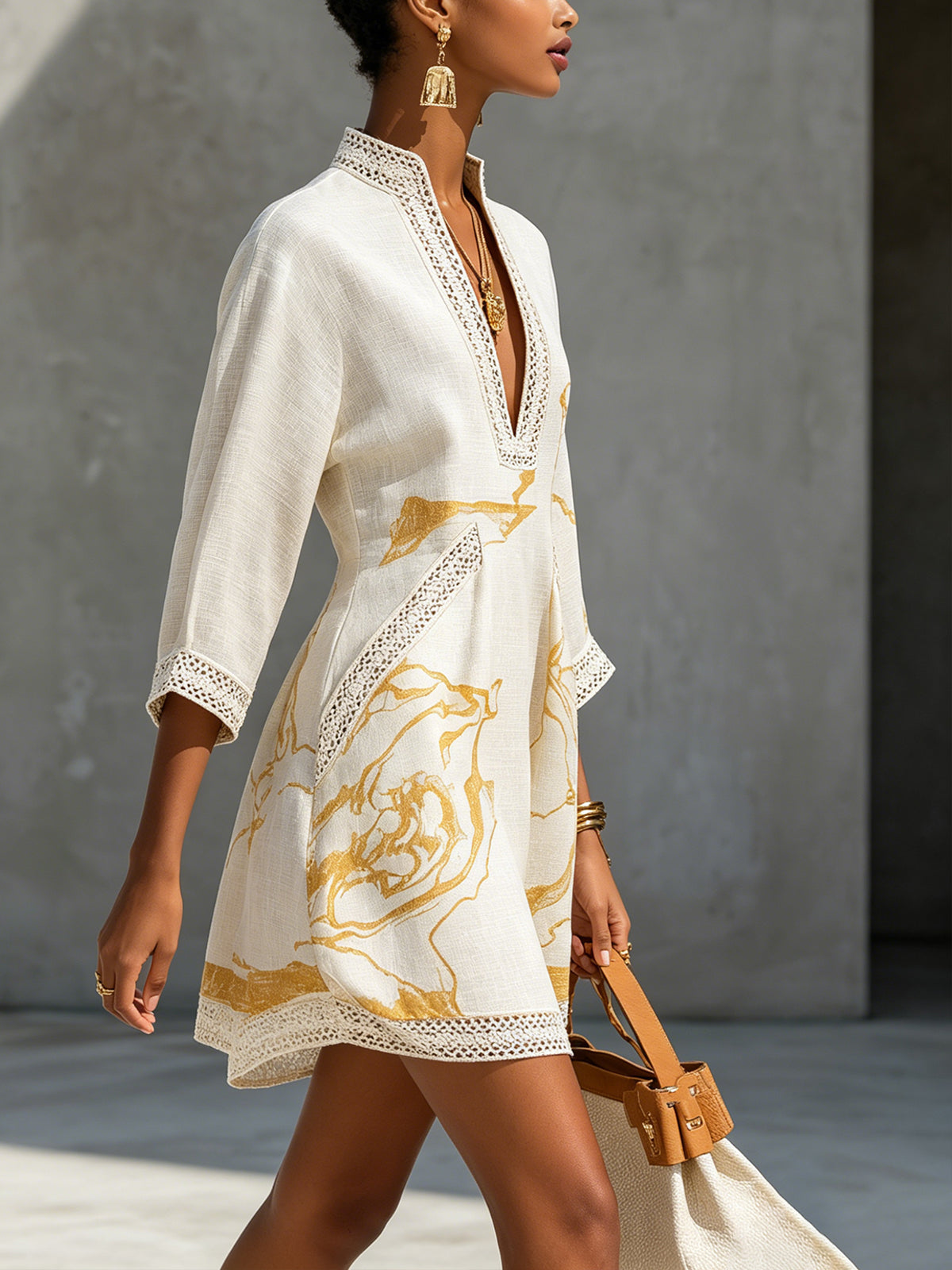 Clotilde | Robe Mini en Dentelle Crochétée Ivoire à Motifs Dorés et Décolleté en V