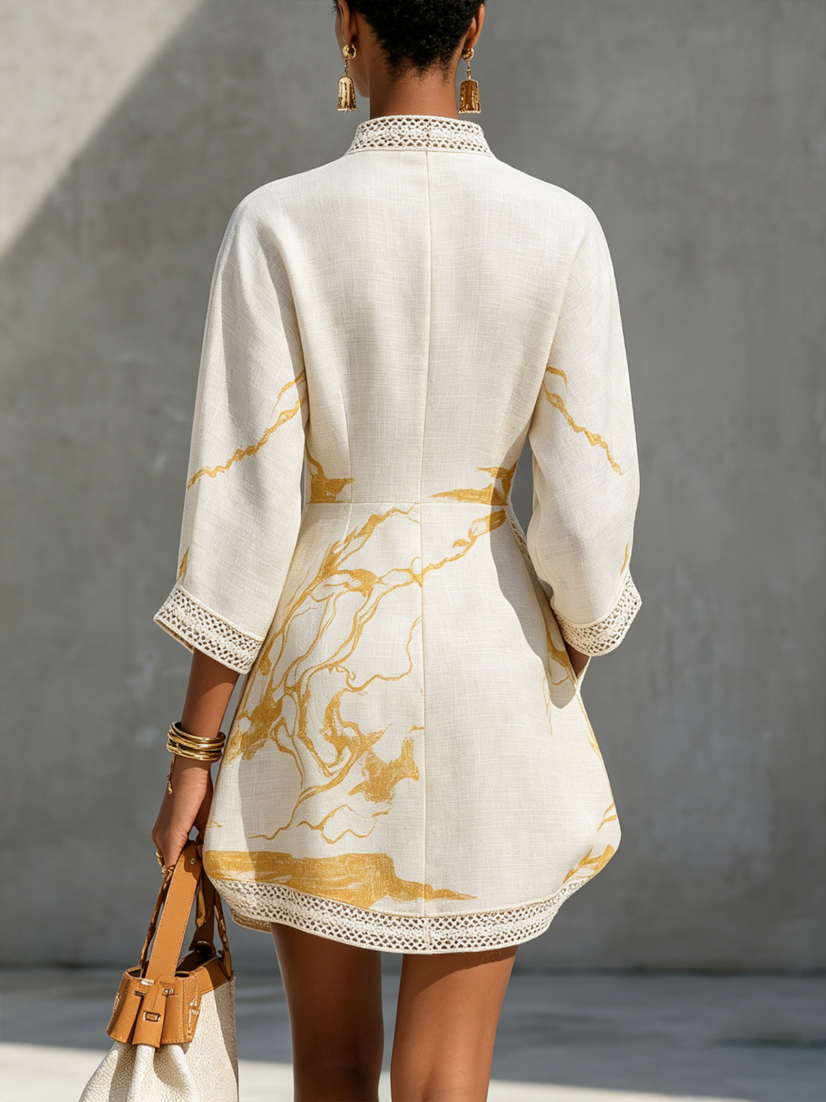 Clotilde | Robe Mini en Dentelle Crochétée Ivoire à Motifs Dorés et Décolleté en V