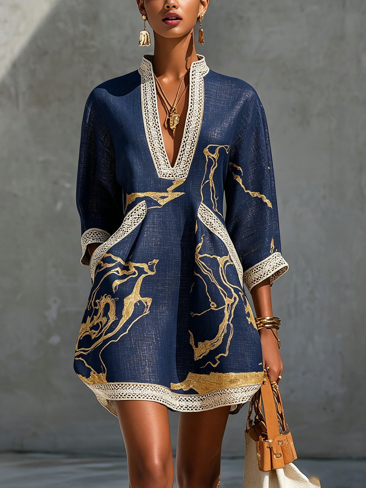 Astrée | Mini Robe Col en V, Imprimé Or Marine