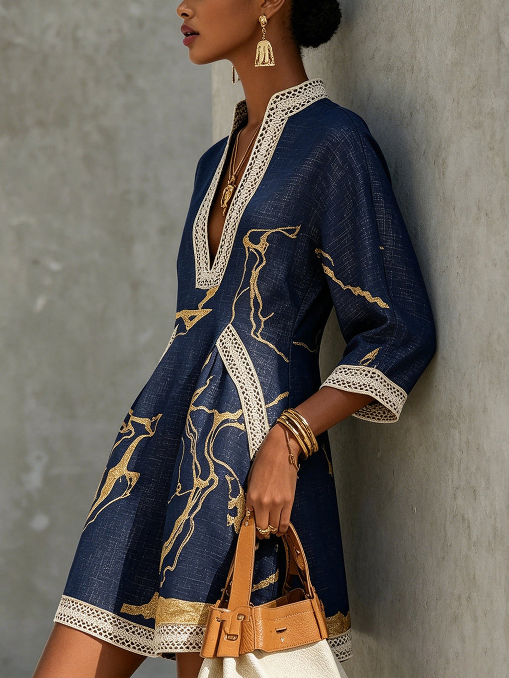 Odette | Robe Mini en Dentelle Crochétée Bleu Marine à Motifs Dorés et Décolleté en V