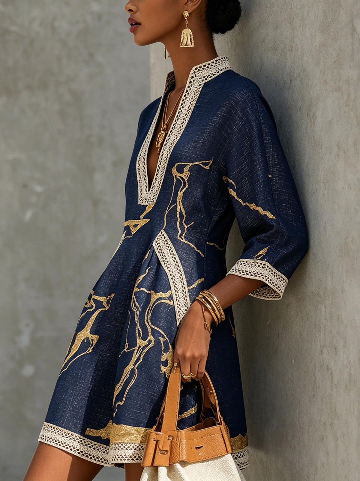 Astrée | Mini Robe Col en V, Imprimé Or Marine