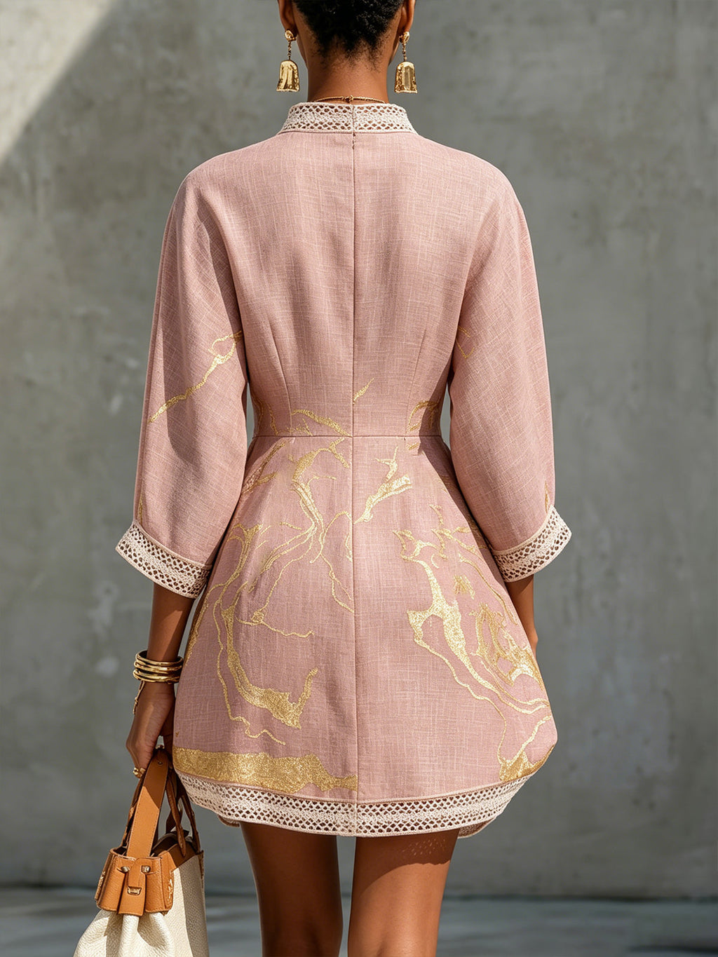 Cyrielle | Robe Mini en Dentelle Crochétée Rose à Motifs Dorés et Décolleté en V