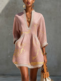 Cyrielle | Robe Mini en Dentelle Crochétée Rose à Motifs Dorés et Décolleté en V