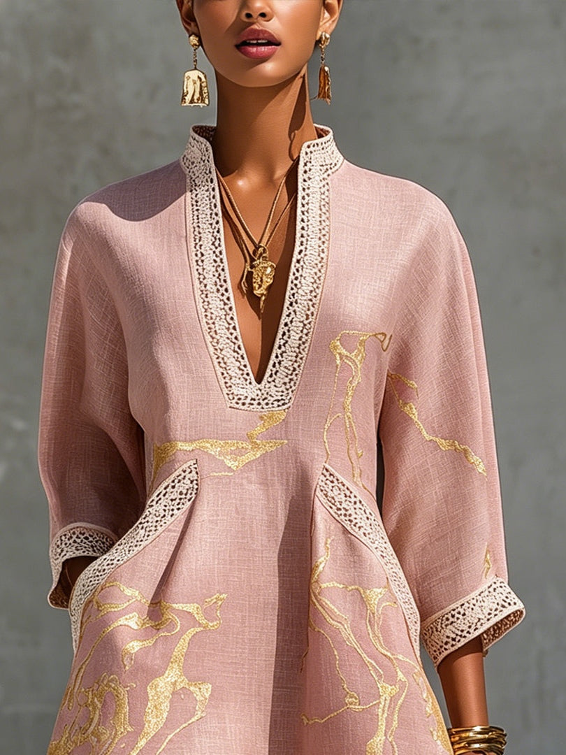Cyrielle | Robe Mini en Dentelle Crochétée Rose à Motifs Dorés et Décolleté en V
