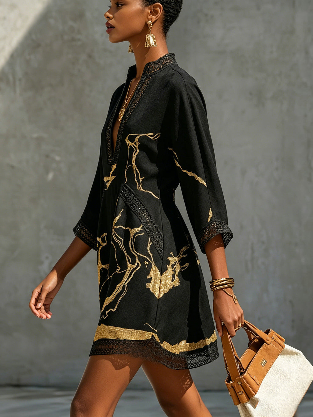 Emmeline | Robe Mini en Dentelle Crochétée Noire à Motifs Dorés et Décolleté en V