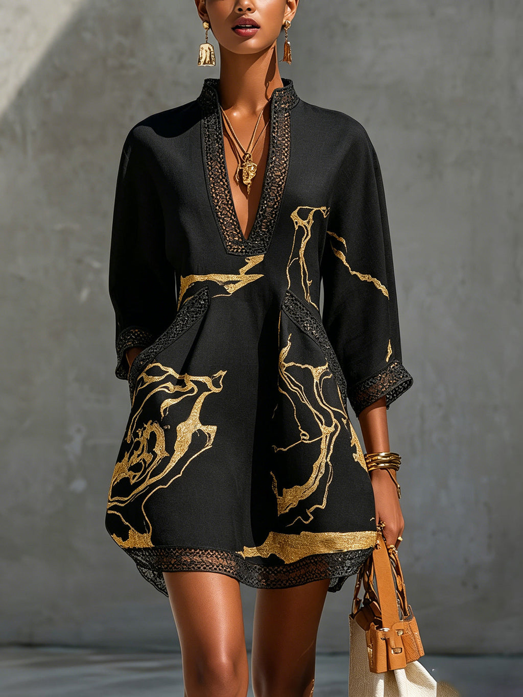 Emmeline | Robe Mini en Dentelle Crochétée Noire à Motifs Dorés et Décolleté en V