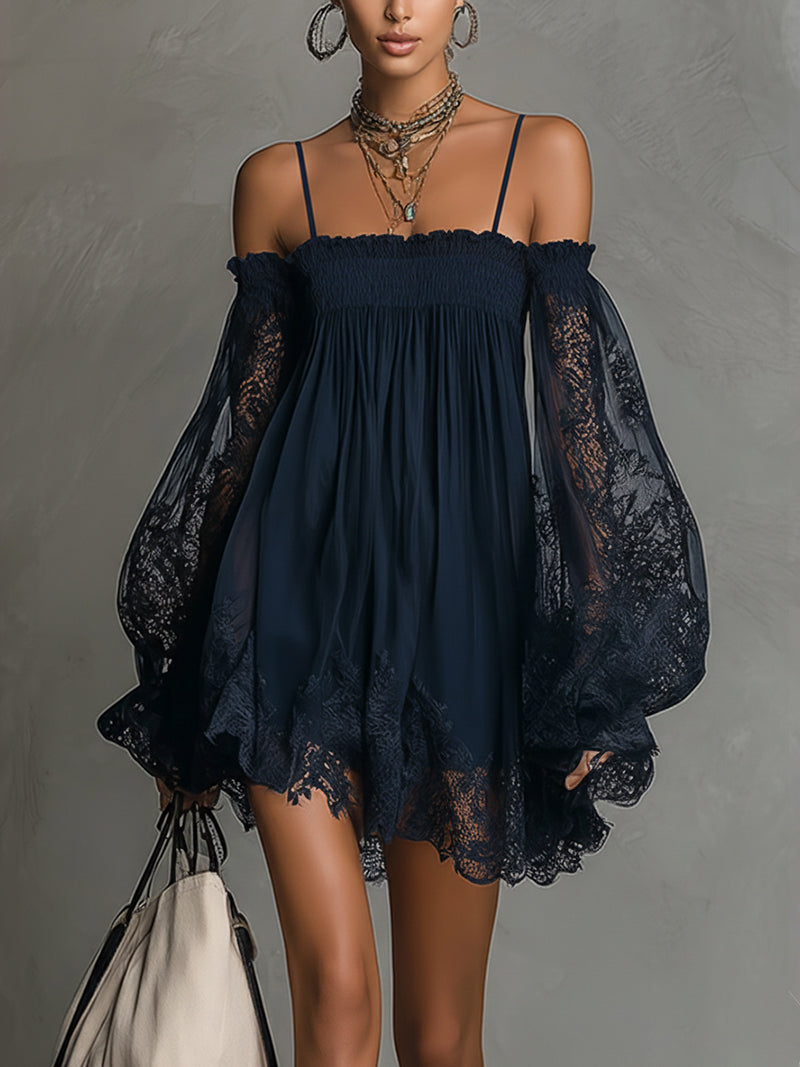 Noémie | Robe courte en mousseline bleu marine à épaules dénudées et finitions dentelle