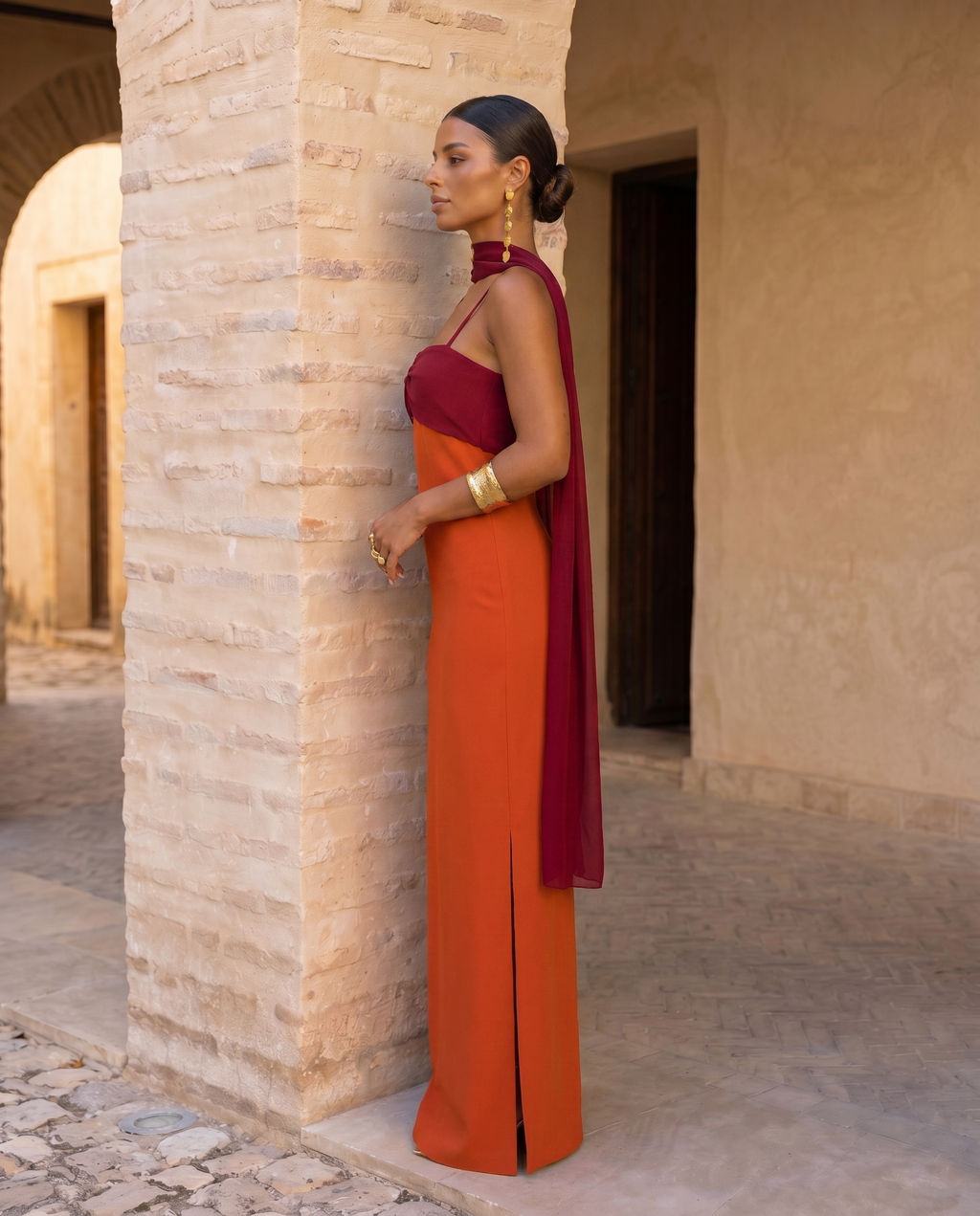 Aline | Robe orange avec décolleté rouge
