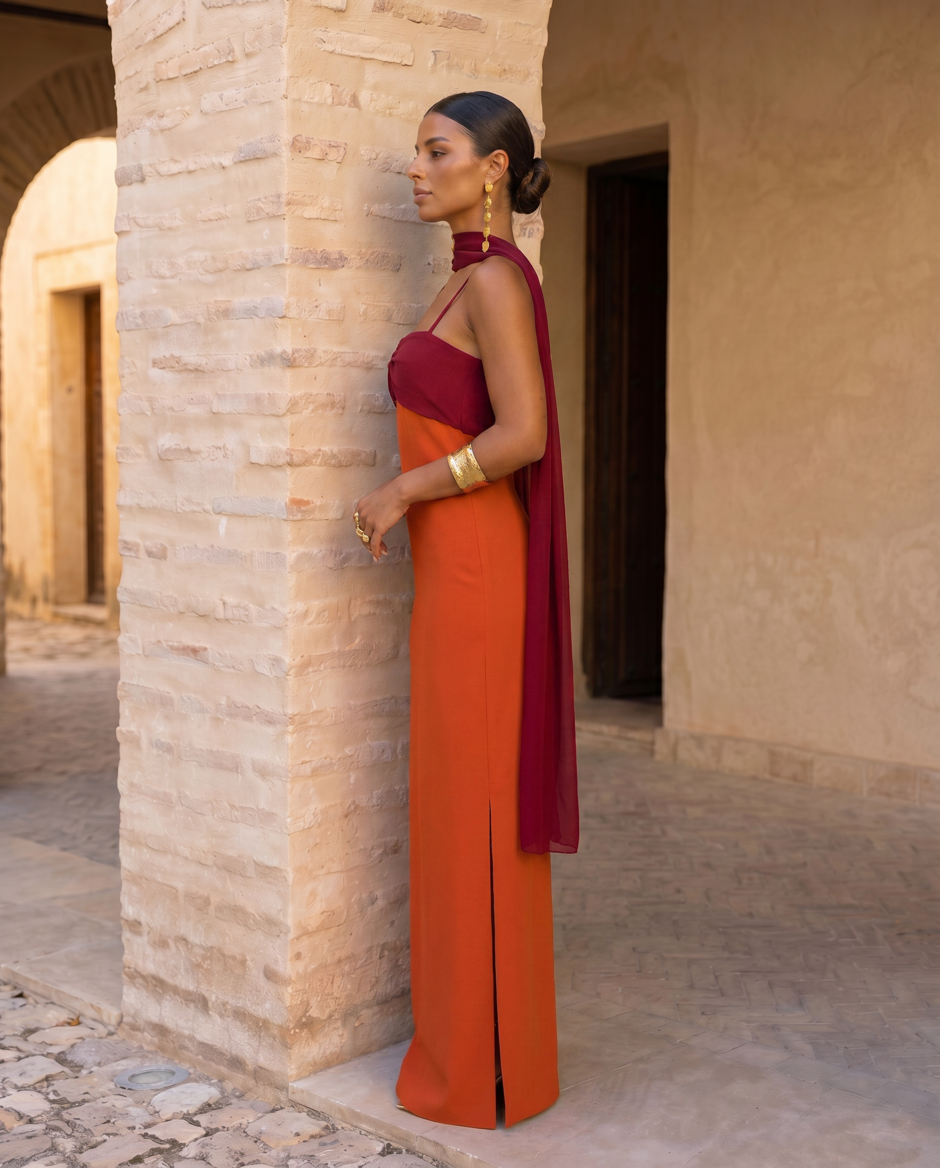 Aline | Robe orange avec décolleté rouge