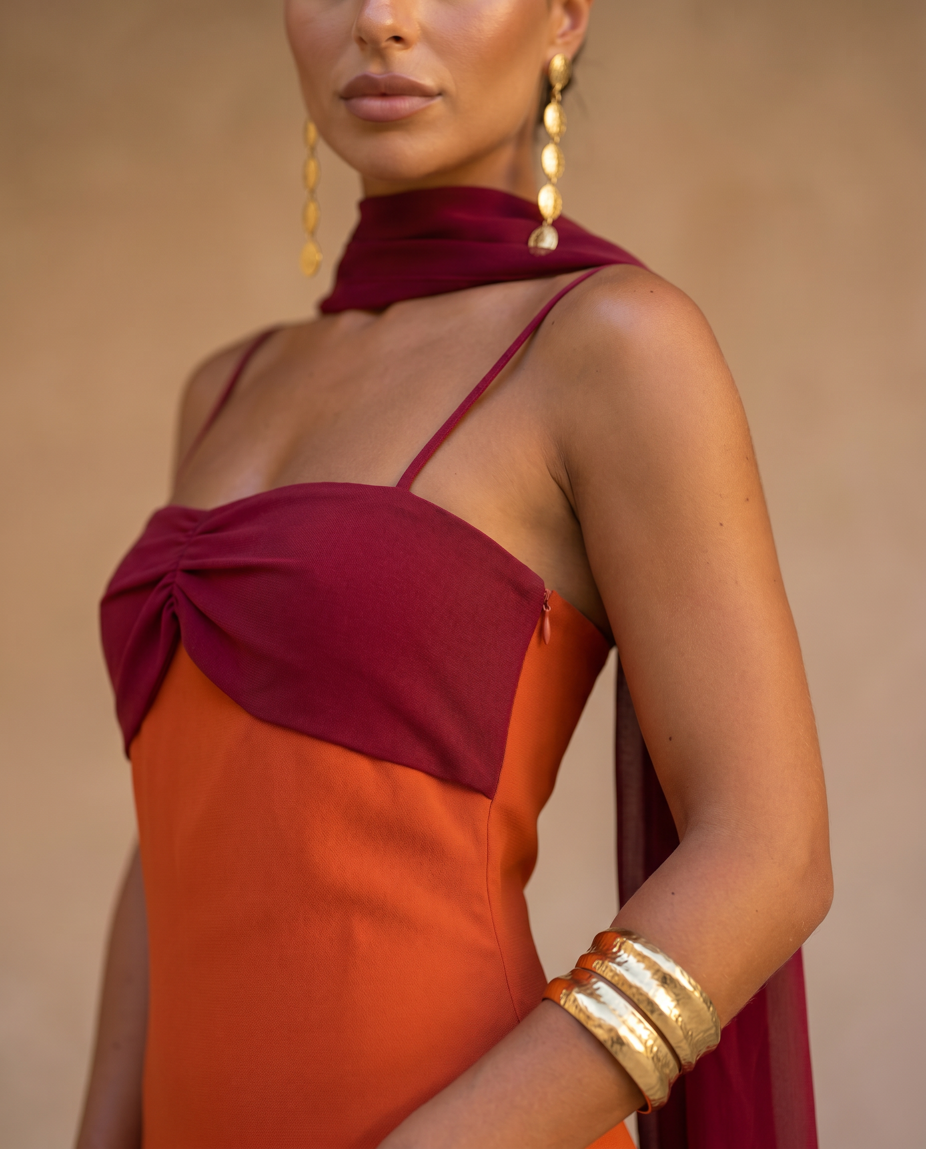 Aline | Robe orange avec décolleté rouge